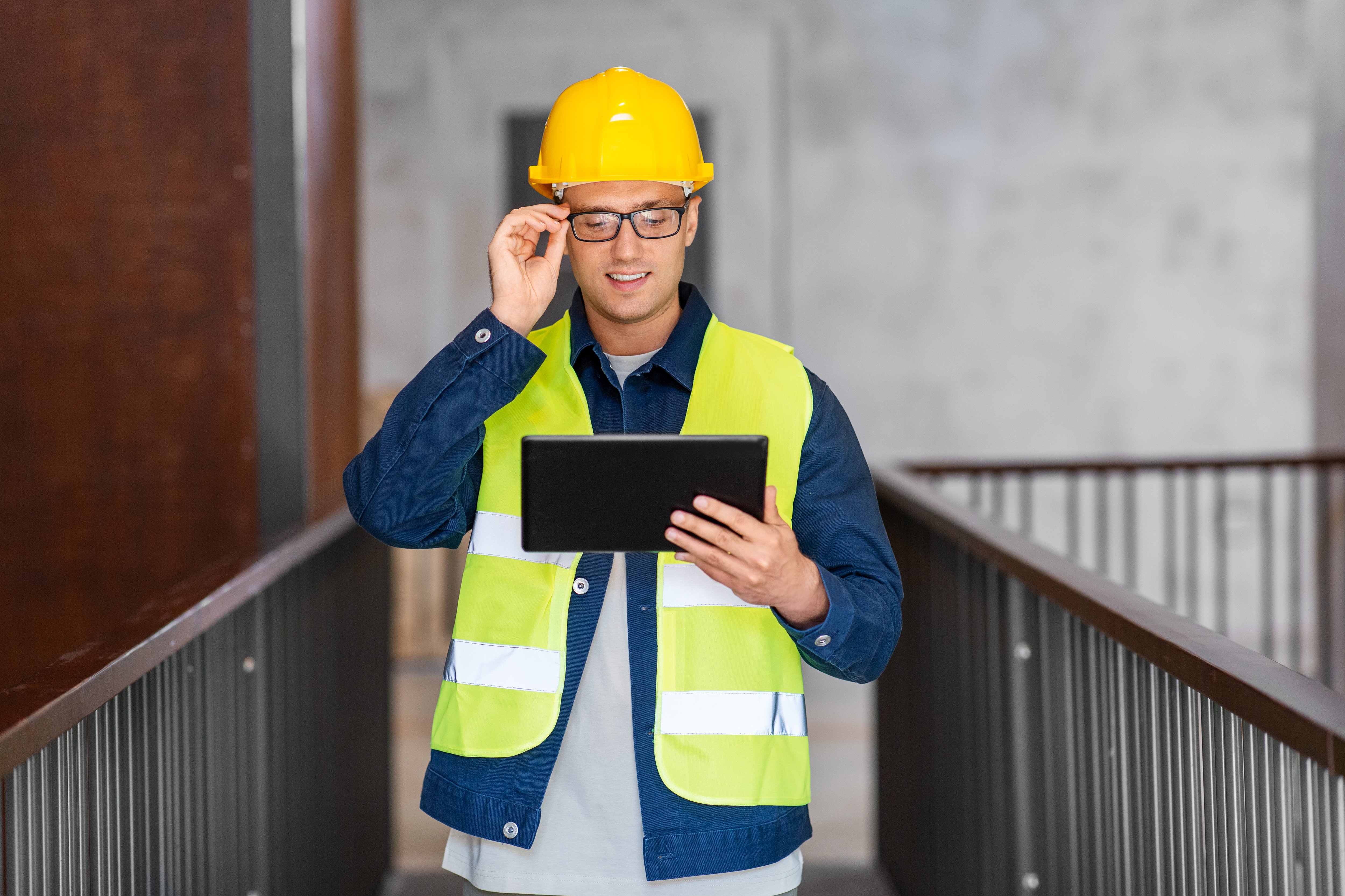 architect-helmet-safety-west-with-tablet-pc