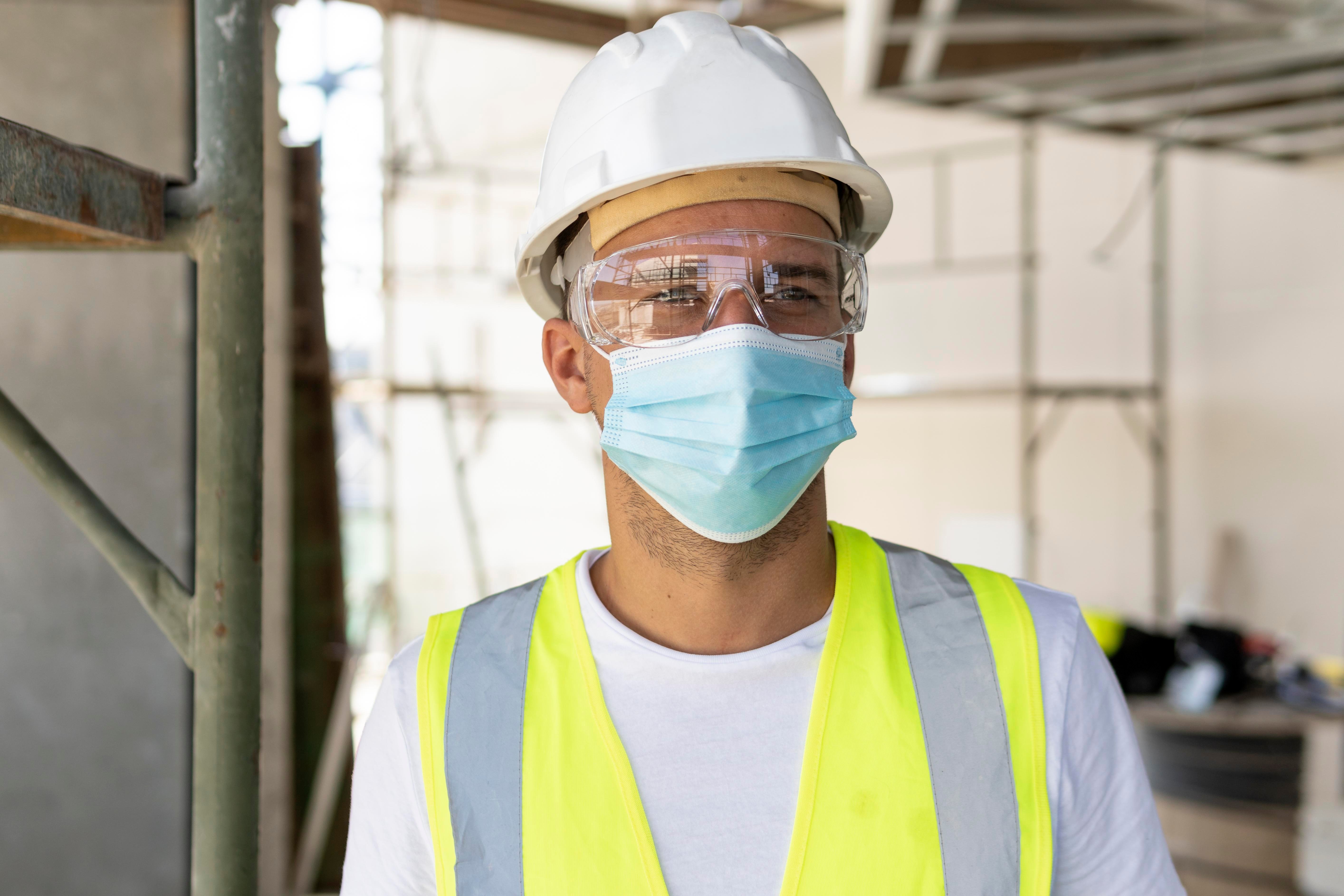 worker-wearing-medical-mask-construction-site